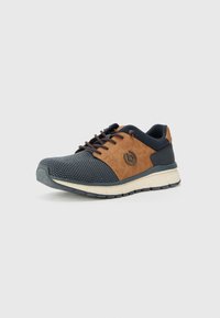 Meeste sneaker, millel on tekstureeritud tumesinine võrkpealispind ja pruuni nubuki aktsent. Omab pruune paelu, kummist tallat ja logodetaile külgedel.