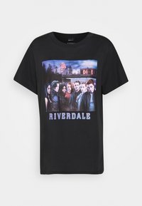Musta puuvillane T-särk, millel on värviline graafiline trükk tegelastest diner'i ja puude taustal. Allservas on tekst "RIVERDALE".