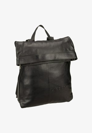 Schwarzer Leder-Rucksack mit umklappbarem Deckel, Tragegriff an der Oberseite und verstellbaren Schulterriemen. Verfügt über ein geprägtes Logo-Detail und eine glatte Textur.