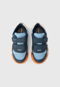 Μπλε και ναυτικά αθλητικά παπούτσια με λουριά βέλκρο, συνθετικά και υφασμάτινα υλικά, πορτοκαλί σόλα, επένδυση στον γιακά και λογότυπο 'GEOX' στη πλευρά.