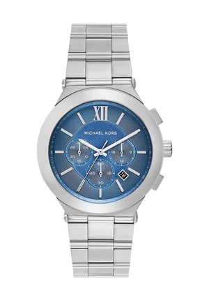 Montre chronographe en acier inoxydable argenté avec un cadran texturé bleu, le numéro romain XII, trois sous-carrés et une date affichée à 6 heures.