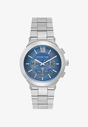 Reloj cronógrafo de acero inoxidable plateado con un dial texturizado azul, número romano XII, tres subdiales y display de fecha a las 6 en punto.