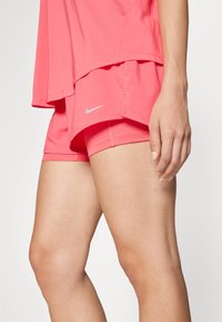 Nike Performance Šortky 2 v 1 - aster pink/reflective silver