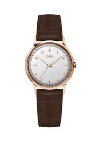 Ceas Timex Marlin cu un cadran rotund de argint, carcas�ă de ton roz aurie și brățară din piele cu model de crocodil de culoare maro închis. Numerale arabe pentru ora.
