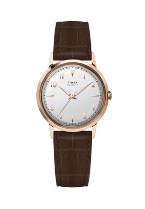 Montre Timex Marlin avec un cadran rond argenté, un boîtier en acier rose et un bracelet en cuir brun foncé à motif crocodile. Chiffres arabes pour indiquer l'heure.