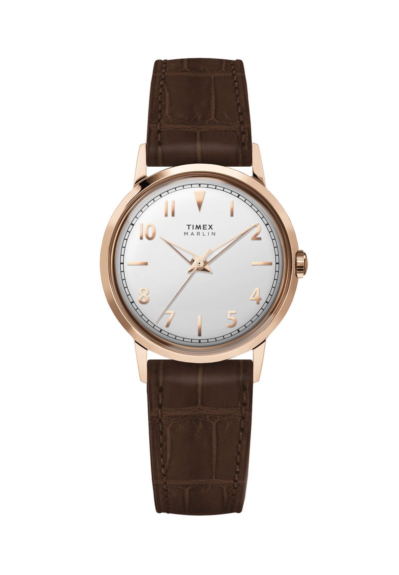 Ceas Timex Marlin cu un cadran rotund de argint, carcasă de ton roz aurie și brățară din piele cu model de crocodil de culoare maro închis. Numerale arabe pentru ora.