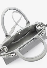 Sac à main en cuir gris avec poignées doubles, une poche intérieure et des accents en métal argenté. Fini texturé et forme structurée.