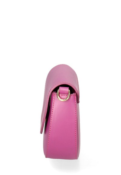 Borsa a tracolla in pelle rosa con pattina rotonda, hardware a loop laterale e texture liscia. Design compatto con una silhouette pulita.