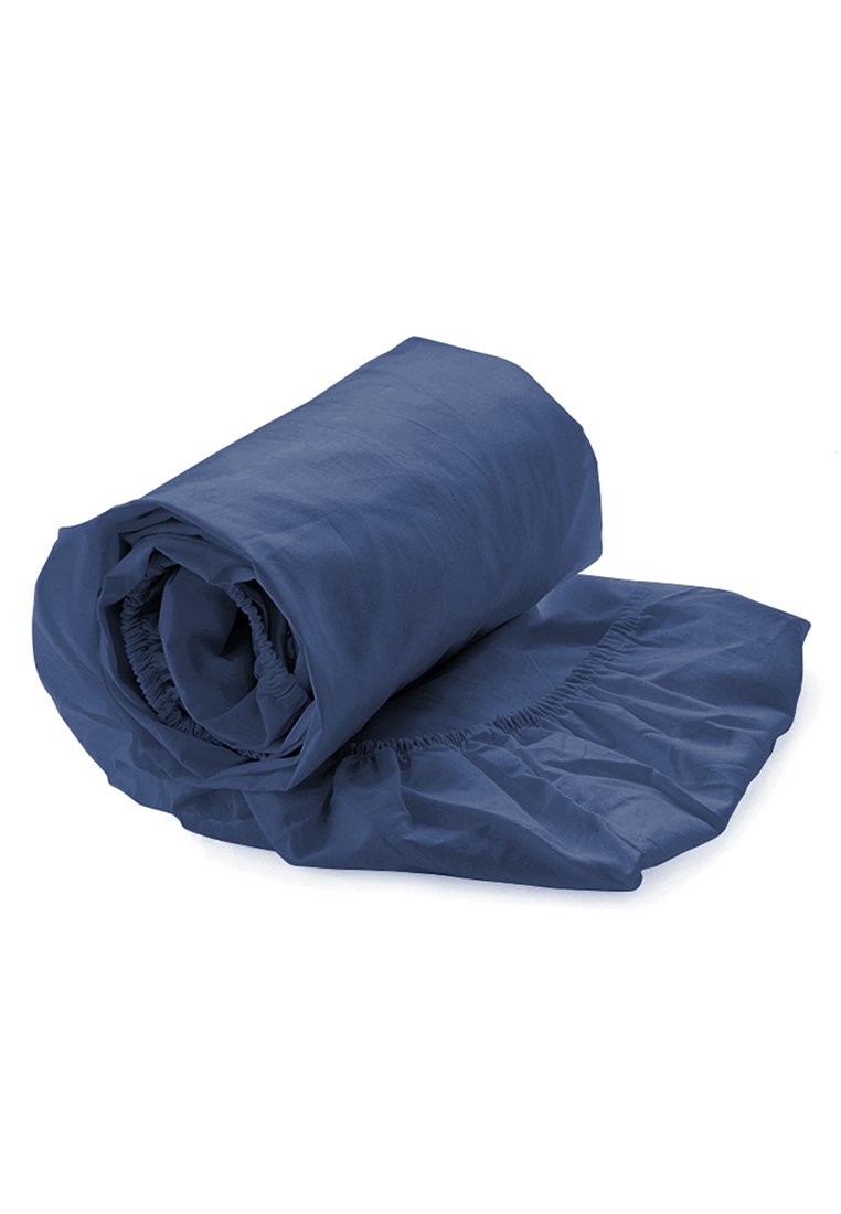 Lenzuolo fitted blu navy, arrotolato con bordi elastici. Texture liscia, tessuto leggero, progettato per un'aderenza perfetta sui materassi.