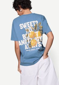 Bershka - PRINTED - SHORT SLEEVE  - T-Shirt print - dark blue Thumbnail-Bild 1