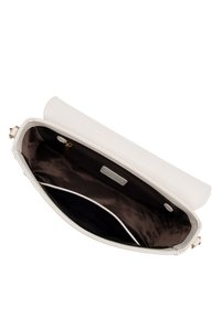 Clutch in pelle bianca con un esterno liscio. Foderato in marrone, tasca con zip e scomparti per un'organizzazione ottimale.