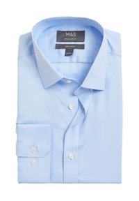 Jasnoniebieska, niegniotąca się koszula o regularnym kroju. Posiada klasyczny kołnierzyk, mankiety na guziki oraz białe guziki. Gładka faktura.