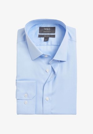 Camisa de vestir de color azul claro, sin arrugas, con ajuste regular. Presenta un cuello clásico, puños abotonados y botones blancos. Textura suave.