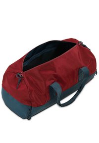 Bolsa de viaje roja y teal con cierre de cremallera, textura de tela y dos asas. El interior es oscuro con un bolsillo de malla, en forma redondeada.