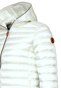 Giacca imbottita bianca con colletto alto e chiusura con zip. Presenta un logo arancione sulla manica e una texture liscia e lucida.