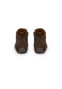 Braune Knöchelstiefel aus weichem Wildleder, mit einem glatten Design, minimaler Naht und einer strukturierten Gummisohle. Reißverschlüsse an den Seiten.