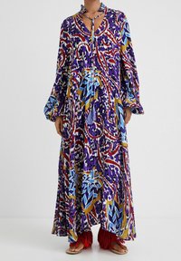Robe longue à manches longues en tissu violet avec un motif abstrait multicolore vibrant, col en V et détails à pompons.
