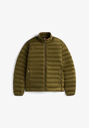 Giacca puffer verde oliva con colletto alto, texture a quadri orizzontali, due tasche laterali con zip e un piccolo logo sul petto.