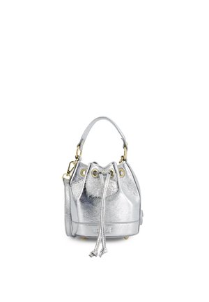 Kleine zilverkleurige leren bucketbag met handvat, trekkoordsluiting, gouden hardware en afneembare schouderriem.