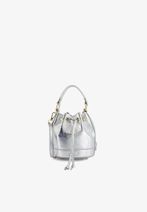 Kleine zilverkleurige leren bucketbag met handvat, trekkoordsluiting, gouden hardware en afneembare schouderriem.