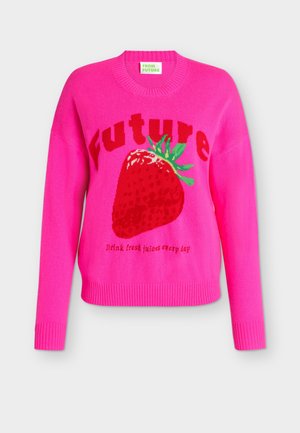 Pull rose vif avec un grand motif fraise rouge, texte « Future » au-dessus et texte « Drink fresh juices every day » en dessous de la fraise.