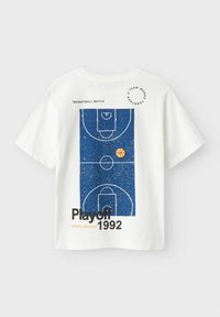 Camiseta blanca de manga corta con un diseño de cancha de baloncesto azul, texturas dispersas, un gráfico de baloncesto y elementos de texto en negro y naranja.