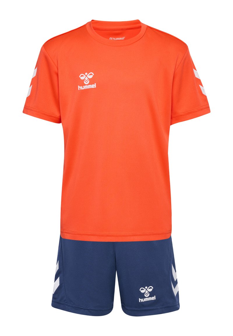 Oranges Sporttrikot mit kurzen Ärmeln, versehen mit einem weißen Logo und Akzenten. Kombiniert mit marineblauen Shorts, beide aus leichtem Material.