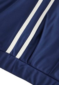Marinblå idrottsshorts med vita sidostripes, en slät yta och en elastisk midja med rynkat avslut.
