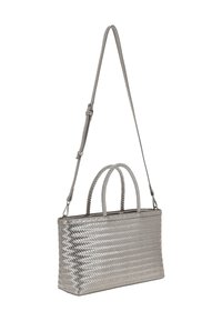 Zilveren geweven handtas met twee schouderbanden en twee bovenste handvatten. Rechthoekige vorm, textuuropervlak met visgraatpatroon.