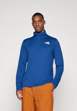 Herren Pullover mit Viertelreißverschluss in Blau, mit langen Ärmeln, glatter Textur und einem kleinen weißen Logo auf der linken Brustseite.