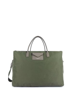 Grande borsa da viaggio rettangolare verde oliva con due manici, una piccola tasca frontale con patta e una tracolla staccabile.