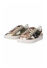 Sneakers decorativi con punta metallica dorata, tessuto con stampa animale e dettagli simili a gioielli sui lacci. Presentano una suola in gomma bianca.