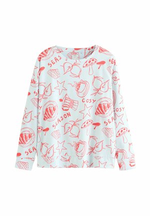 Hosszú ujjú világoskék felső, piros illusztrációkkal csillagokról, gombákról, croissantokról, csészékről, levelekről és a "SEASON" és "COSY" szavakról.