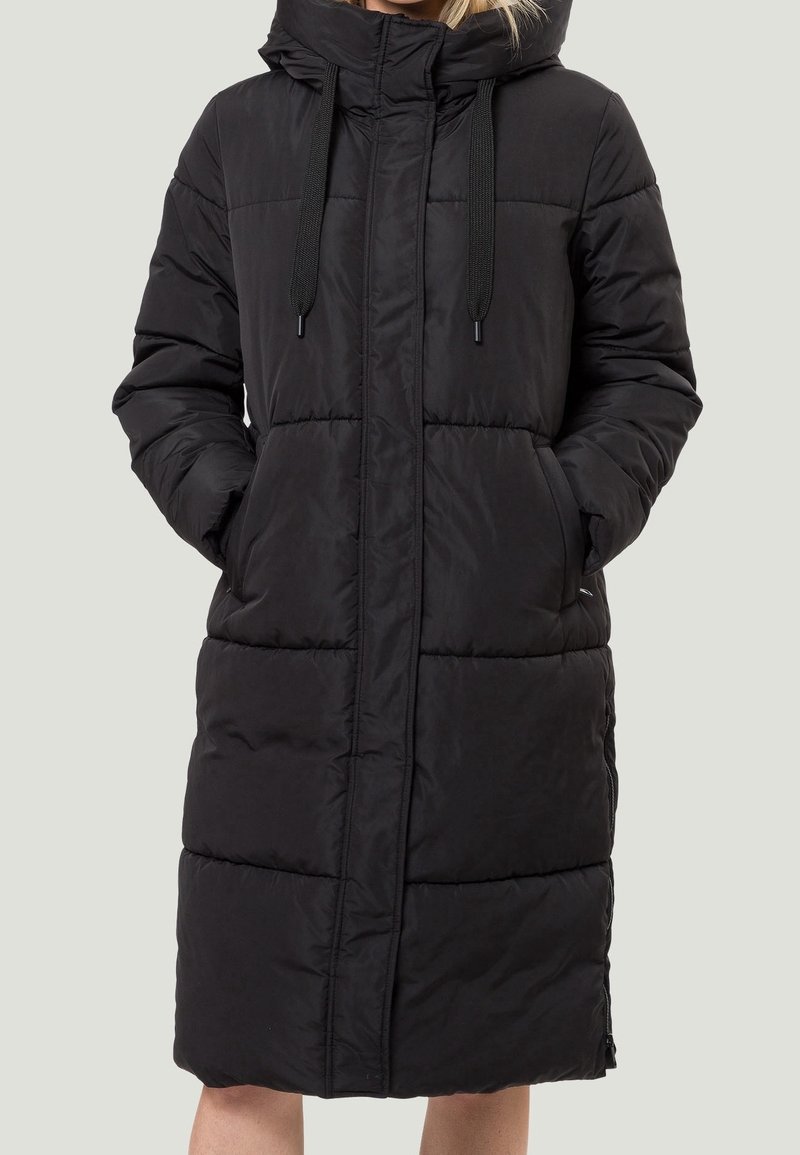 Abrigo acolchado negro con capucha, que presenta un cierre frontal, dos bolsillos laterales y cordones en la capucha, en una silueta larga.