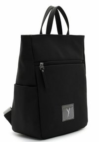 Sac à dos rectangulaire noir avec poche avant zippée, poche latérale, doubles poignées supérieures et écusson de logo près du centre inférieur.