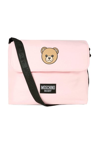 Rosa lærreds messenger-taske med et bjørneansigtsgrafik, sort logo-patch og en justerbar sort rem. Lukning med klap.