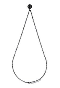 Zwarte ketting met een ronde hanger met een bloemmotief. De ketting heeft een gestructureerd ontwerp met schakels; de hanger is glad en glanzend.