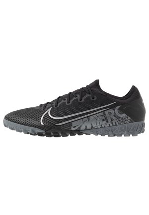 Chaussure de football Nike Mercurial noire à coupe basse avec semelle grise, grand logo swoosh et tige en mesh texturé avec lacets.