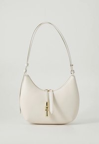 Torba hobo wykonana z białej skóry o fakturowanej powierzchni, charakteryzująca się zakrzywionym kształtem, złotymi okuciami oraz zamknięciem na zamek błyskawiczny z podwójnymi suwakami.