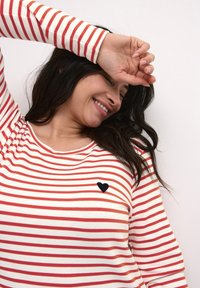 Kaffe Curve KCLIA - Long sleeved top - chalk fiery red-black heart