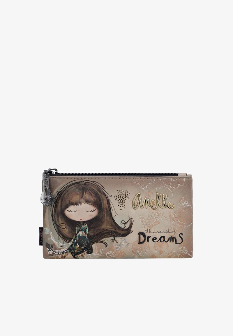 Portefeuille en tissu avec fermeture éclair, illustrant une fille et un chat. Présente des tons beige doux, des accents décoratifs et une lettrage en relief.