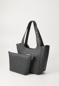 Borsa tote nera con un design strutturato, caratterizzata da un materiale testurizzato, un motivo in rilievo e una pochette con zip removibile.