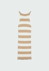 Robe longue sans manches en maille avec larges rayures horizontales beige et blanches et encolure arrondie.