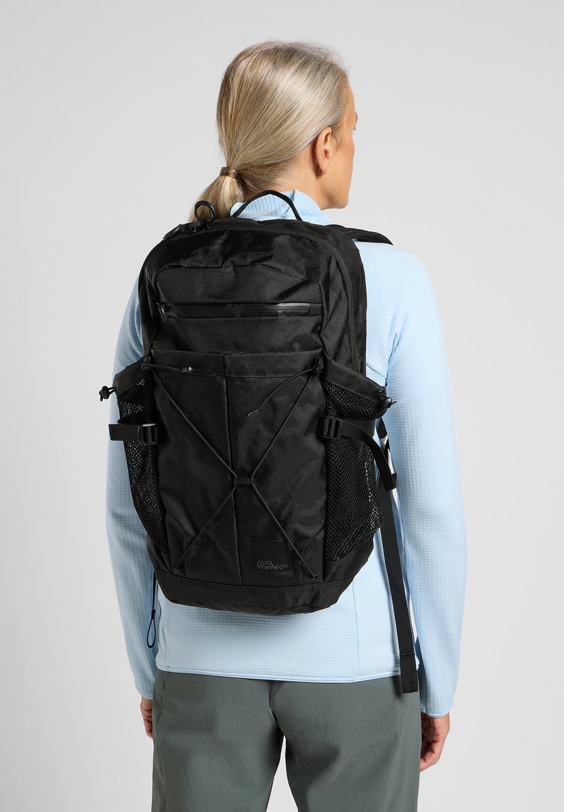 Zaino nero con più scomparti con zip, tasche laterali in rete, spallacci rinforzati e un design minimalista con una finitura testurizzata.
