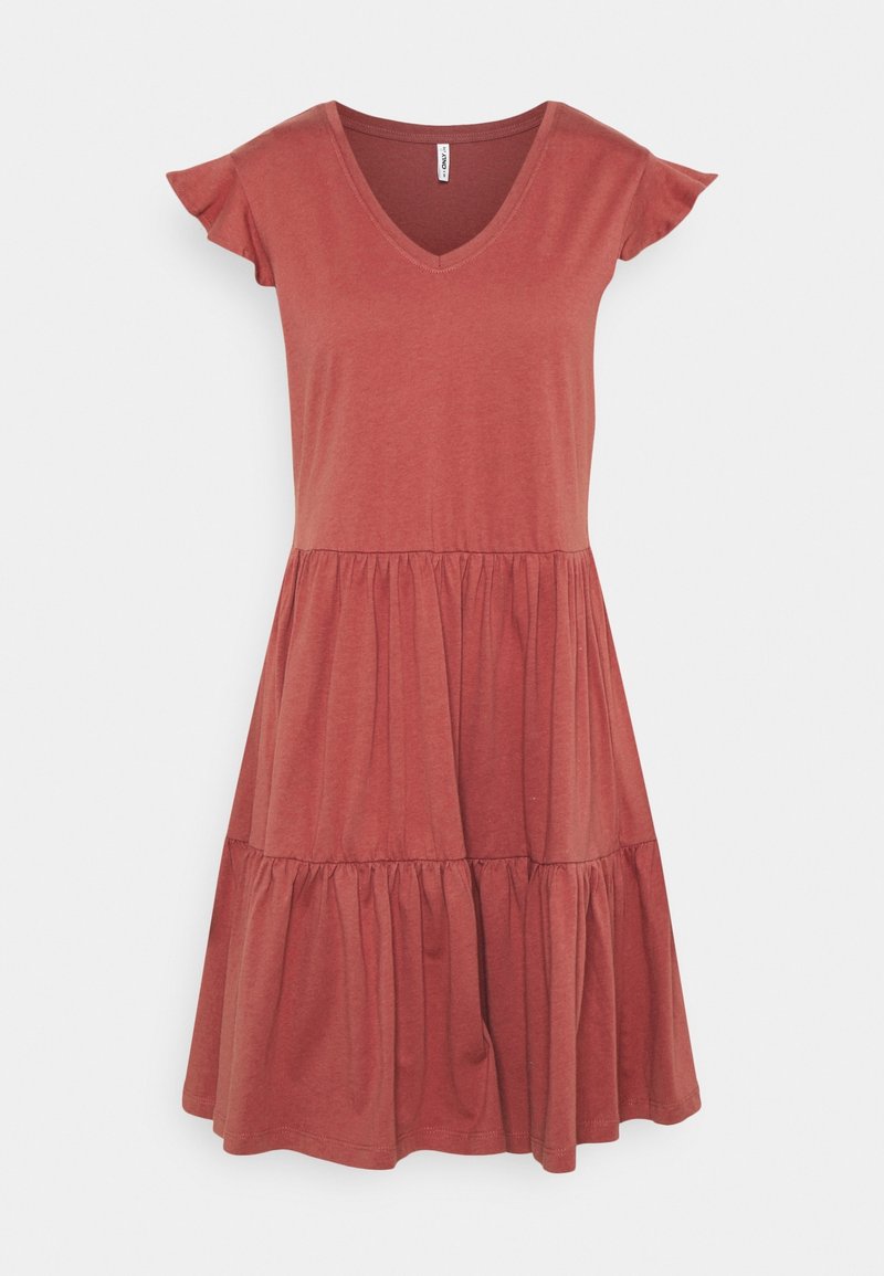 Robe terracotta à manches courtes avec un col en V et une jupe froncée à étages sur fond uni.