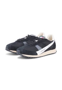 Μαύρα παπούτσια για τρέξιμο με διχτυωτό επάνω μέρος και σουεντ λεπτομέρειες, λευκές ρίγες και ανοιχτόχρωμη σόλα. Δετά κορδόνια και λογότυπο εμφανή στη γλώσσα.