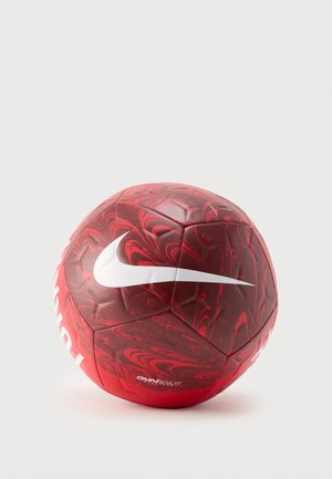 Nike futbalová lopta s červeno-čiernym vírivým vzorom, bielym logom Swoosh a nápisom „OmniSculpt“ na jednoduchom svetlom pozadí.