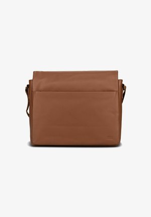 Braune Leder-Umhängetasche mit flachem Design, einer Fronttasche und einem verstellbaren Riemen. Verfügt über eine glatte Textur und minimalistisches Branding.