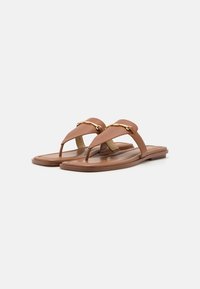 Brune flate sandaler med V-formet stroppdesign, gullfarget hardware og en glatt, teksturert såle for komfort.