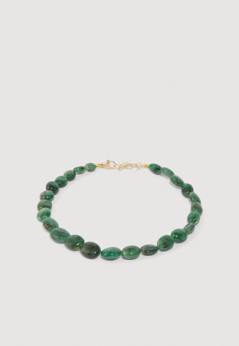Collana in pietra verde con perle ovali di texture lucida, collegate da un gancio in tono oro.